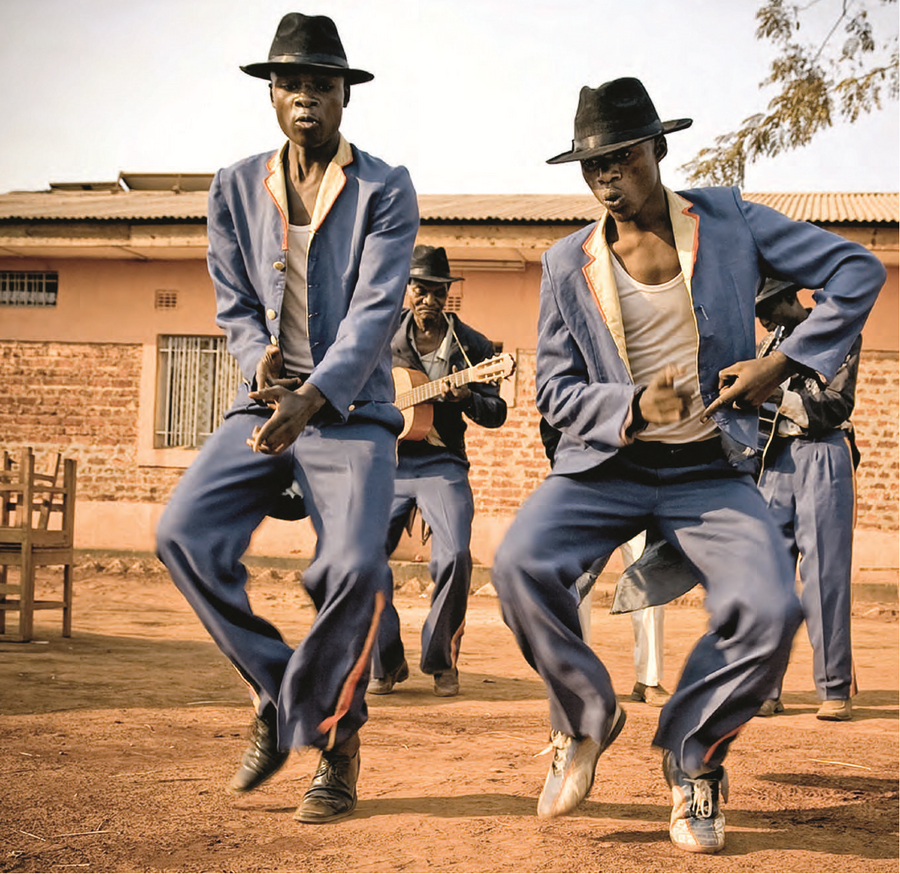 Le groupe Jecoke, à Lubumbashi, qui s’inscrit dans la tradition des sapeurs congolais. ISSAM ZEJLY POUR JA - GWENN DUBOURTHOUMIEU
