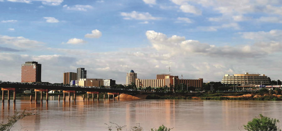 Niamey, carrefour du Sahel, sur les rives du fleuve Niger. Maurice Ascani