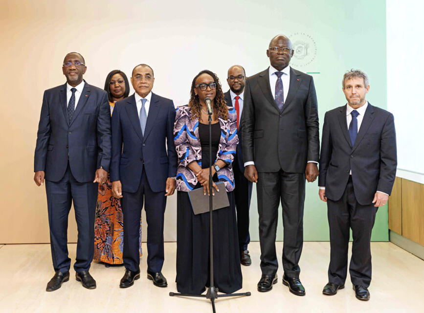 De gauche à droite : le ministre du Plan et du Développement Souleymane Diarrasouba, le ministre de l'Économie, des Finances et du Budget Adama Coulibaly, la cheffe de mission du FMI pour la Côte d'Ivoire Geneviève Verdier, et le directeur de cabinet du vice-président de la République Ahoutou Koffi Emmanuel, réunis à l'occasion de la mission d'évaluation. DR