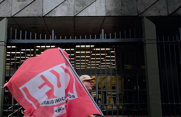 En 2014, Petrobras et les géants du BTP sont accusés de s’être vu attribuer des marchés publics, en échange de pots-de-vin, en particulier au profit de la gauche. Protestation devant le siège social de l’entreprise pétrolière publique, en 2017.&nbsp;BRUNO KELLY/REUTERS.