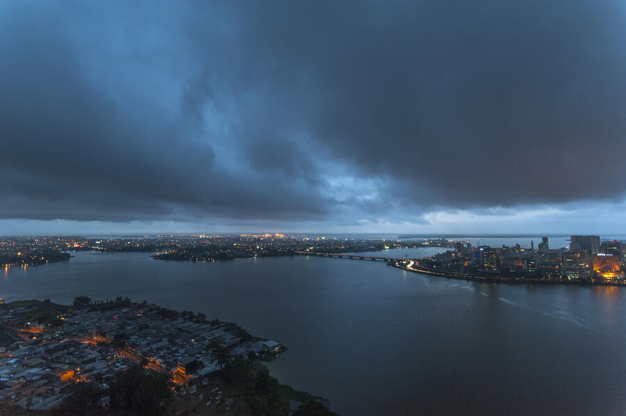 Abidjan sous un ciel d’orage. NABIL ZORKOT