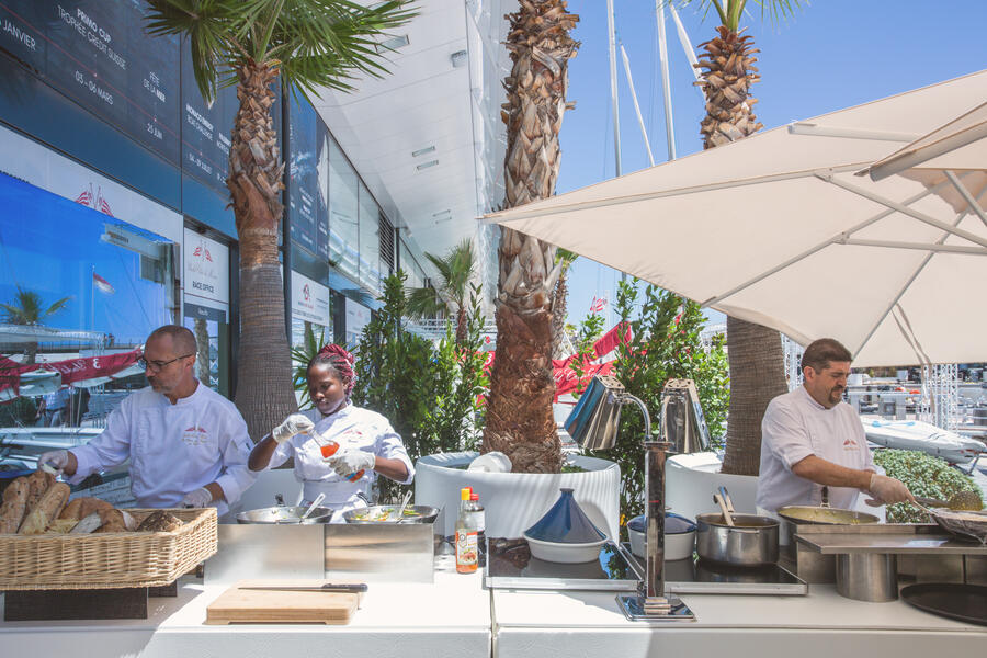 Un dejeuner convivial sur la terrase du Yacht Club.
