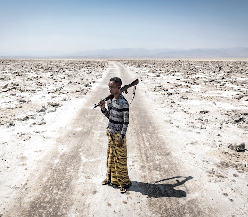Un milicien afar sur les plaines salines de la dépression de Danakil, au nord. FINBARR O’REILLY/THE NEW YORK TIMES-REDUX-REA