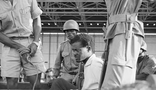 Le 4 décembre 1960, le Premier ministre Patrice Lumumba traverse Léopoldville dans un camion de l’armée, après son arrestation. Il sera fusillé le 17 janvier 1961. BETTMANN ARCHIVES