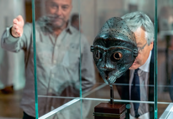 Kendell Geers fait visiter l’exposition « IncarNations », au Bozar, à Bruxelles, en 2019, à l’homme politique belge Didier Reynders.KENDELL GEERS (2) - DR