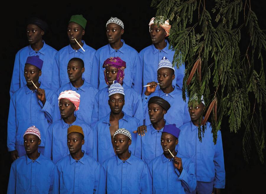 Les Cheminots du Dakar – Niger, 1938 et 1947 En 1938, à Thiès, au Sénégal, une grève de cheminots est réprimée dans un bain de sang. En 1947, une autre grève déclenchée par les travailleurs indigènes de toute l’Afrique de l’Ouest paralyse le système colonial pendant plus de cinq mois. Des notes anachroniques en écho à la série Diaspora sont instillées dans cette image, rappelant que le combat pour la liberté se poursuit