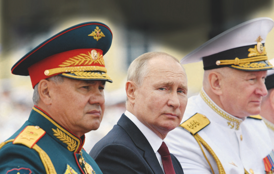 ​  Le président Vladimir Poutine entouré, de gauche à droite, du ministre de la Défense, Sergueï Choïgou, et du commandant en chef de la Marine, l’amiral Nikolaï Ievmenov, le 25 juillet 2021, à la grande parade annuelle de la flotte russe. ALEXEI NIKOLSKY/RUSSIAN PRESIDENTIAL PRESS AND INFORMATION OFFICE/TASS/ABACAPRESS.COM&nbsp;  ​