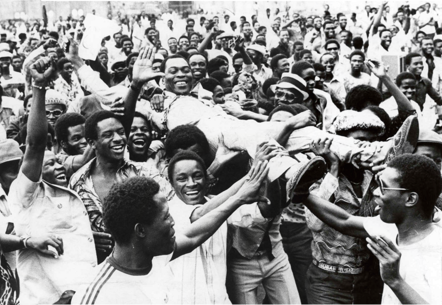 L'artiste porté par ses supporters lors du lancement de son parti, le Movement of People, en novembre 1978.COLLECTION JACQUELINE GRANDCHAMP-THIAM 