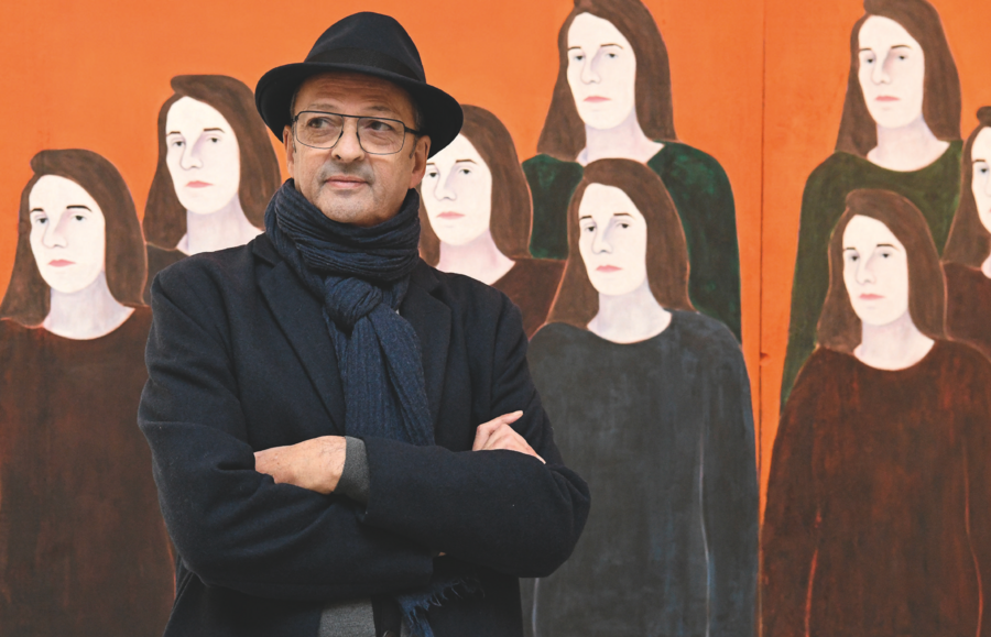 Devant son œuvre Les Femmes d’Alger (1996).DR