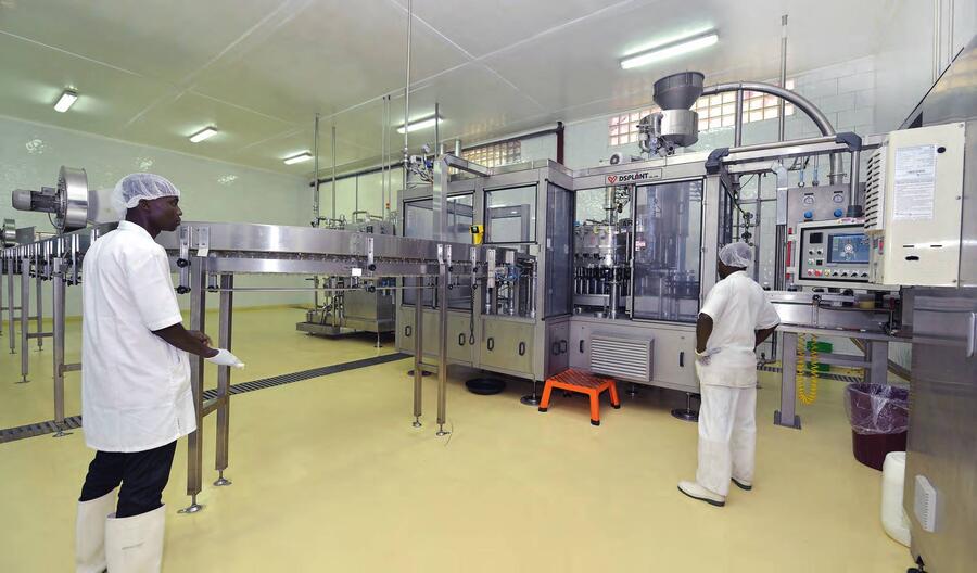 L’usine Pepsi Cola du groupe Soft Drinks, à Abidjan. NABIL ZORKOT