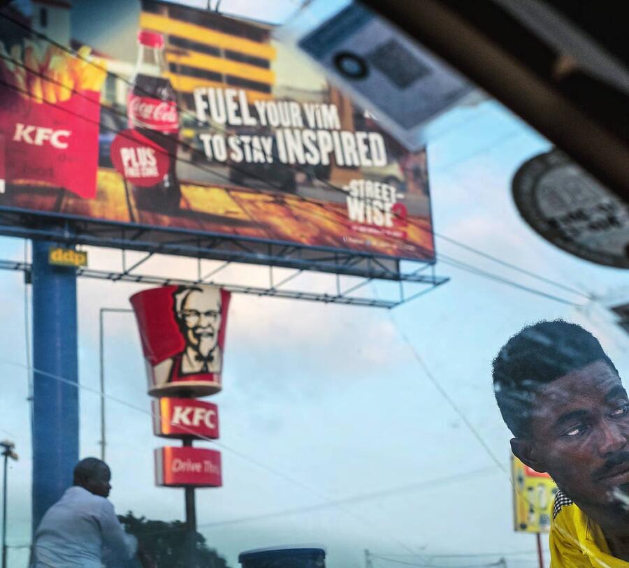 Kentucky Fried Chicken est présent dans 22 pays africains. Ici, à Accra, au Ghana. ASHLEY GILBERTSON/THE NEW YORK TIMES-REDUX-REA