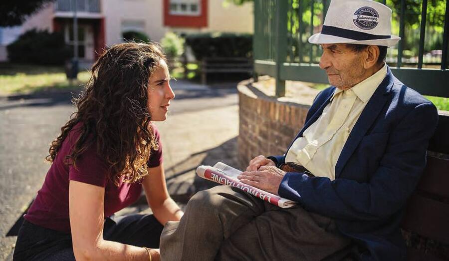 La jeune cinéaste avec son grand-père, Mabrouk, décédé en 2020. DR