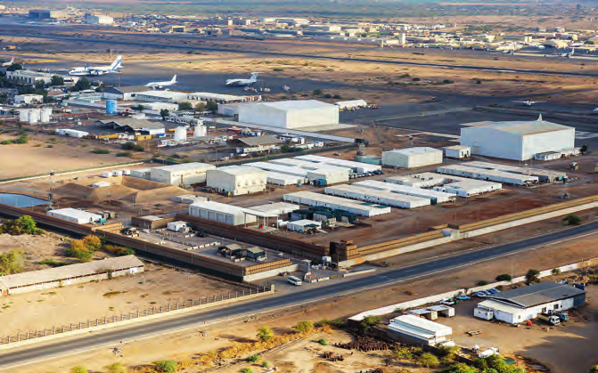 Au premier plan, la base militaire japonaise, et au fond, de l’autre côté de la piste de l’aéroport, le camp Lemonnier (base américaine).PATRICK ROBERT