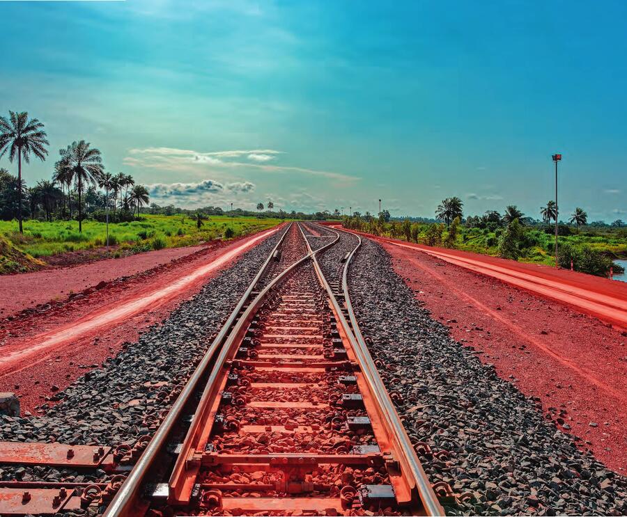 Un tronçon de voie servant à la livraison de bauxite, à l’ouest de la Guinée. SHUTTERSTOCK