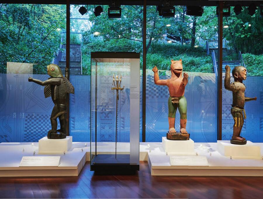 Le musée du quai Branly a exposé ces trésors royaux du 26 au 31 octobre dernier, avant leur restitution. SARAH MEYSSONNIER