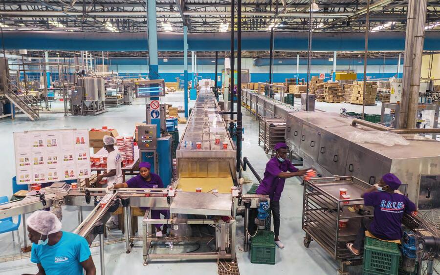 L’usine Tomates de Côte d’Ivoire (TOMACI), située dans la zone portuaire de Treichville, appartient au groupe Carré d’or. NABIL ZORKOT