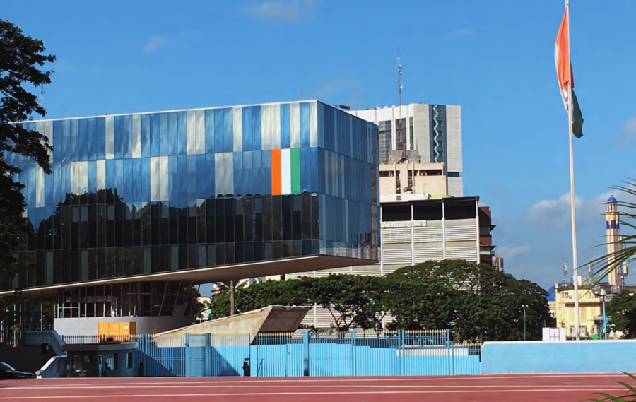 L’Esplanade, le Plateau. Ce sera très bientôt le nouveau palais présidentiel, vaisseau de verre suspendu sur ses piliers. L’Esplanade, conforme aux exigences de son époque, conçue par l’architecte Pierre Fakhoury, fera face, comme dans une étonnante continuité historique, au palais voulu par Félix Houphouët-Boigny, en fameuse forme de tabouret. ZYAD LIMAM