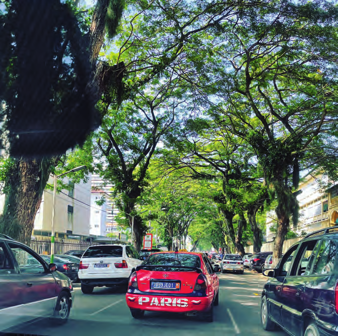 Le Plateau. C’est le cœur d’Abidjan, quartier des affaires, des sièges des grandes entreprises, des déjeuners business, des avenues ombragées au pied des tours. Quartier des embouteillages aussi, avec ses taxis rouges plus ou moins en «état», et toujours un peu «trompe-la-mort». ZYAD LIMAM
