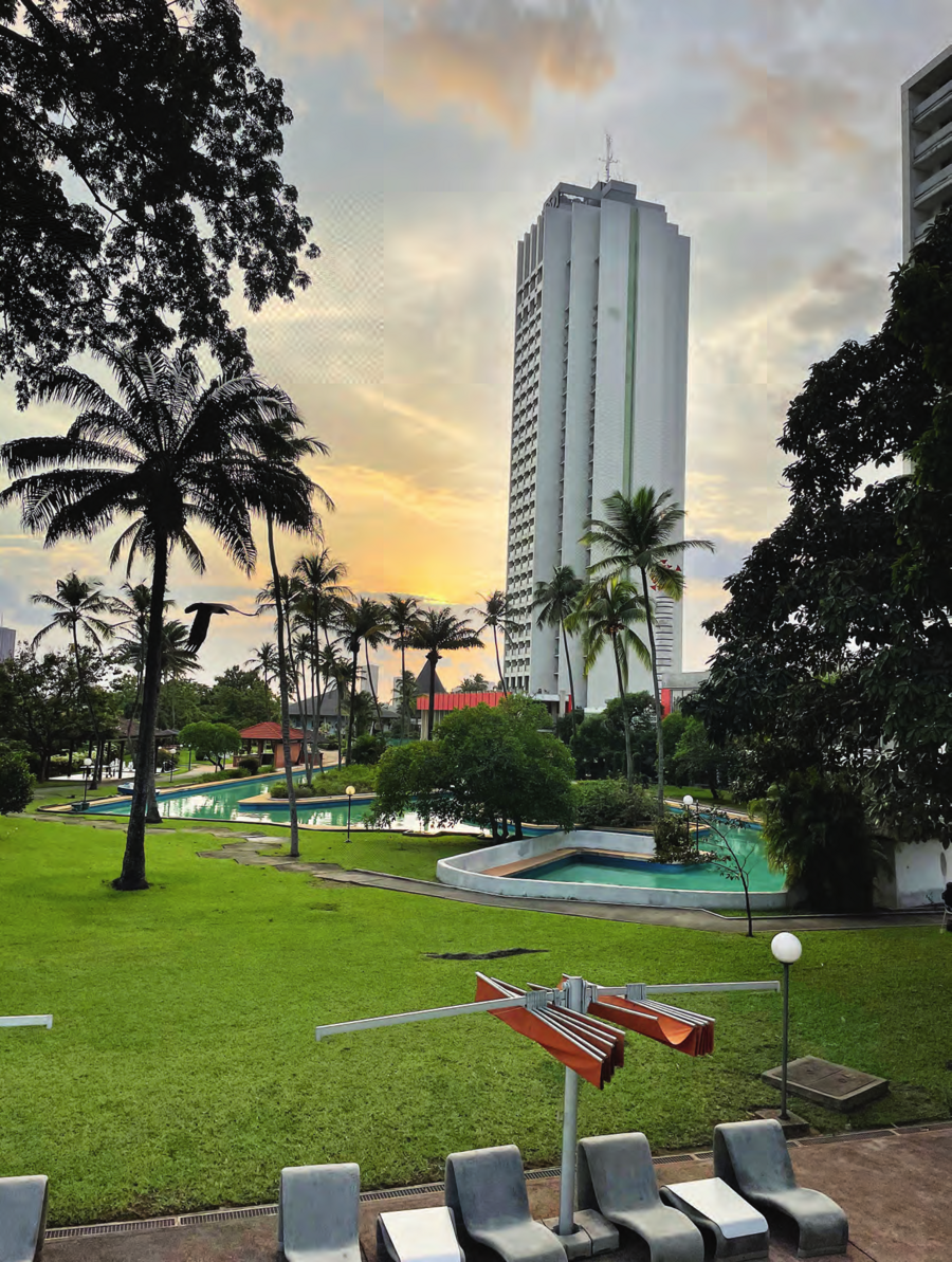 L’Hôtel Sofitel Ivoire. La silhouette de la tour (haute de 100 mètres) marque la ville de son empreinte. Bienvenue dans un hôtel mythique, dont les travaux commencèrent au milieu des années 1960. Un paquebot attachant, témoin de l’histoire contemporaine du pays, avec ses hauts et ses bas. ZYAD LIMAM