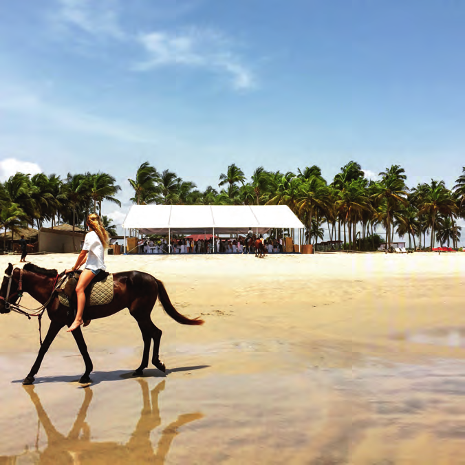Assinie. Destination favorite de la jet-set abidjanaise pour ses week-ends, Assinie est accessible par la route ou par bateau en longeant les mangroves et les petits villages lacustres. Villas cossues et beaux hôtels s’égrènent le long d’une immense plage de sable fin. Pour un farniente de choix. Loin du fracas de la cité. ZYAD LIMAM