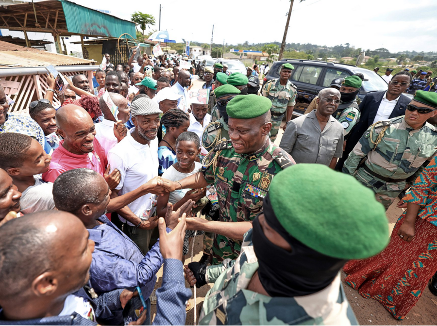 Le président de la transition Brice Oligui Nguema prend un bain de foule à Oyem, lors de la visite d’un chantier. FLICKR PRÉSIDENCE DU GABON