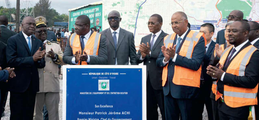 Le Premier ministre Patrick Achi, entouré du ministre de l’Équipement et de l’Entretien routier Amédé Koffi Kouakou, du ministre Bruno Koné et du maire de Port-Bouët Emmou Sylvestre, lors du lancement des travaux d’aménagement du carrefour Akwaba le 9 novembre dernier.DR