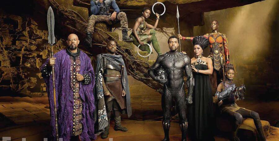 Chadwick Boseman (en costume noir) incarnait T’Challa, la Panthère noire, dans le premier opus. Après son décès en 2020, le scénario du second volet a dû être réécrit, et le rôle de Churi, sa sœur, s’annonce désormais central.KWAKU ALSTON/2017 MVLFFLLC.TM/2017 MARVEL