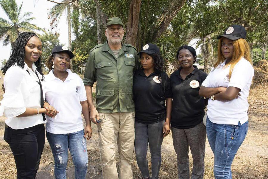 Le directeur de l’ICCN, lors d’une promotion des agents du site, dans la réserve de Bombo-Lumene.DR