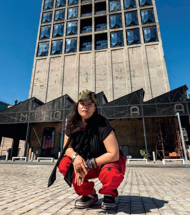 La plasticienne devant le Zeitz Mocaa, lieu de l’expo.TRACEY ROSE