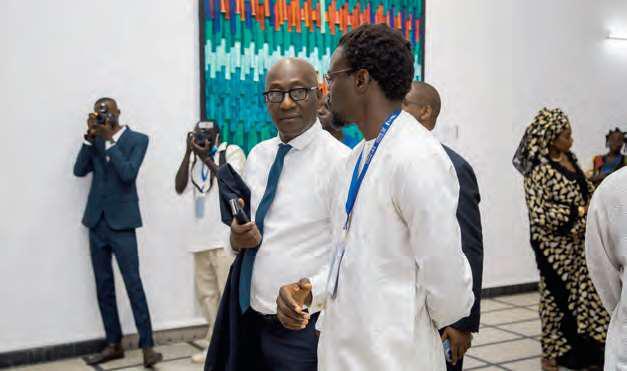Le ministre sénégalais de la Culture et de la Communication Abdoulaye Diop visite l’exposition avec le directeur artistique El Hadji Malik Ndiaye.IBRA KHALIL TRAORÉ
