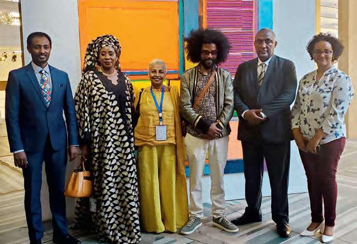 Au centre, le gagnant du Grand prix Léopold Sédar Senghor, l’Éthiopien Tegene Kunbi Senbeto, devant l’une de ses créations. Il est entouré de la secrétaire générale de la biennale Marième Ba (deuxième à gauche), de la délégation diplomatique éthiopienne et d’une galeriste.LUISA NANNIPIER