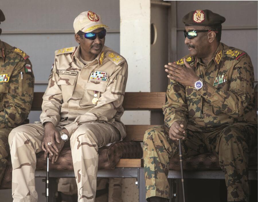 De gauche à droite, Mohamed Hamdane Daglo et Abdel Fattah al-Burhan, lors d’une cérémonie de remise de diplômes militaires des forces spéciales, à Khartoum, le 22 septembre 2021.MAHMOUD HJAJ/ANADOLU AGENCY VIA AFP
