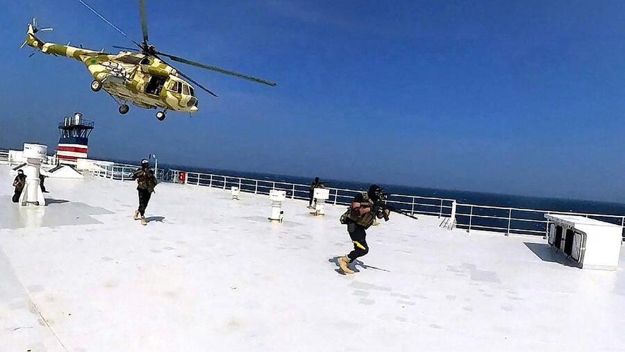 Des hélicoptères houthis ont atterri sur le cargo Galaxy Leader, le 19 novembre 2023, en mer Rouge.HOUTHIS MEDIA CENTER/HANDOUT/ANADOLU/ANADOLU VIAAFP