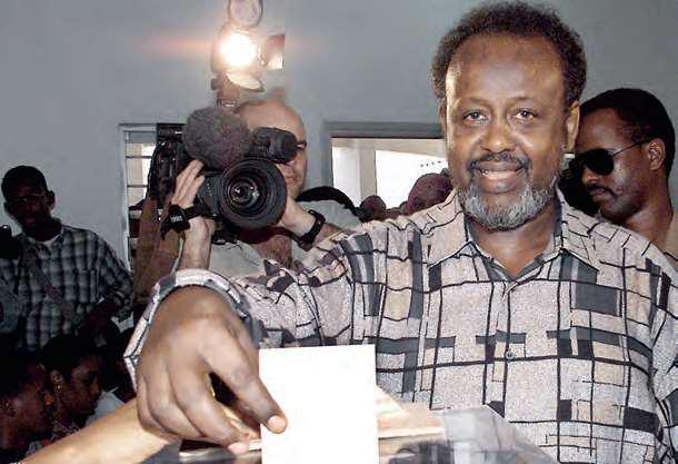 Ismaïl Omar Guelleh dépose son bulletin dans l’urne, le jour de son élection, le 9 avril 1999.ALEXANDER JOE/AFP