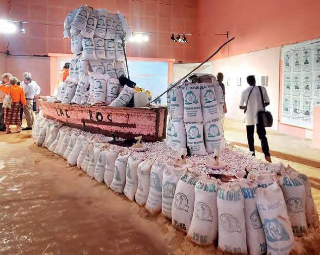 A Salted Intermission, l’installation sur le lac Rose du Jamaïcain Yrneh Gabon Brown interroge sur les effets du réchauffement climatique et l’utilisation du sel sur les deux continents.LUISA NANNIPIERI