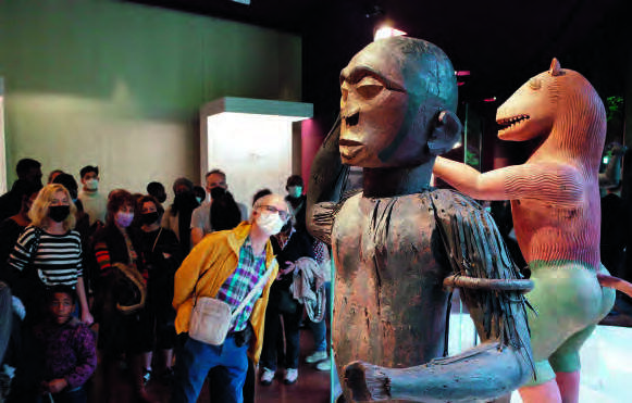 Des trésors royaux exposés pour la dernière fois au musée du quai Branly, à Paris, en 2021, avant d’être rendus au Bénin. MEHDI CHEBIL/HANS LUCAS
