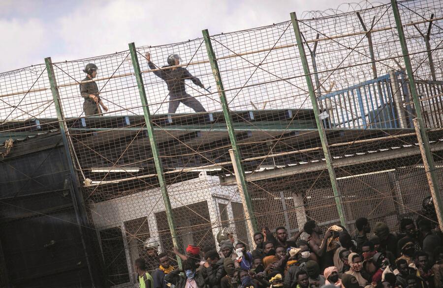 Le 24 juin, à Melilla, sur la seule frontière terrestre entre l'Afrique et l'Europe… JAVIER BERNARDO/AP/SIPA