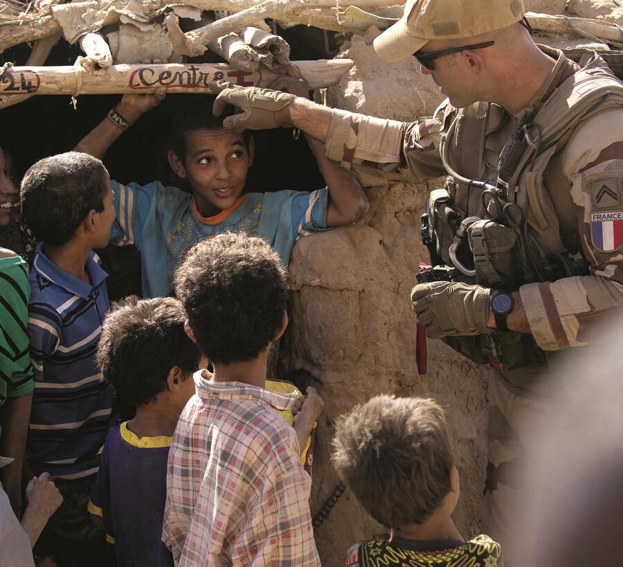 Un soldat de la force Barkhane, dans le village d’Ineka, au Mali, en 2016.ASCAL MAITRE/MYOP