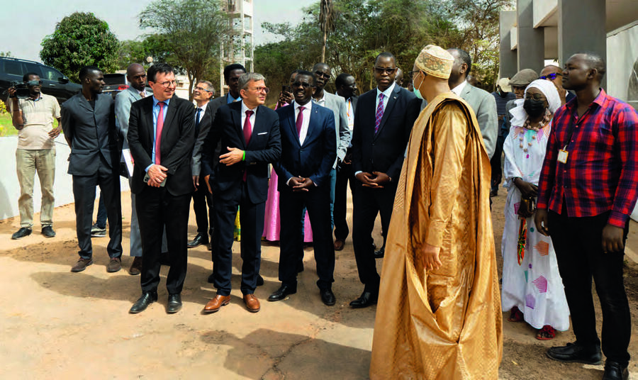 Ci-dessus, de gauche à droite (en costume) : Jérôme Barré, CEO d’Orange Wholesale & International Networks ; Jean-Luc Vuillemin, directeur des réseaux et des services internationaux d’Orange ; Sékou Dramé, DG de Sonatel ; et Yankhoba Diatara, ministre de l’Économie numérique et des Télécommunications.  DR