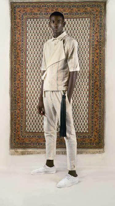 Les motifs des vêtements sont cousus et sérigraphiés à la main, faisant de chaque pièce une œuvre d’art à part entière.ELIE ULYSSE - AWCA CREATIVES - MARTHE SOBCZAK - EMMANUEL JAMBO