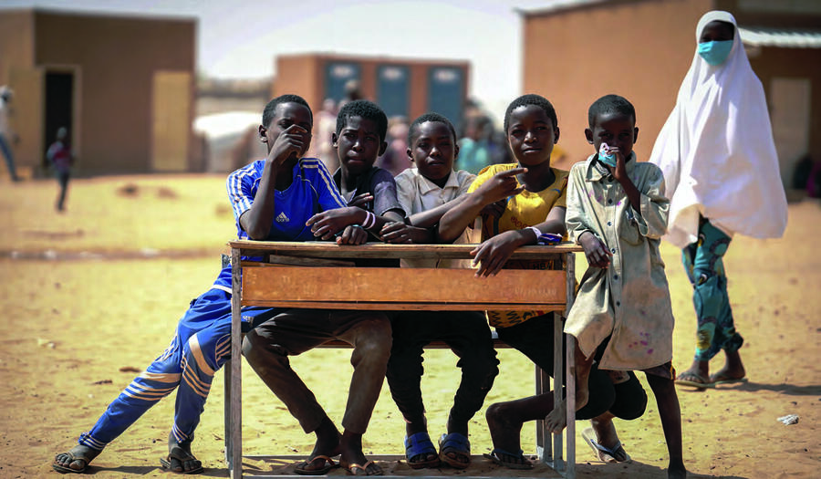 L’État consacre près de 22 % de son budget à l’Éducation nationale, notamment pour améliorer les conditions d’accueil des élèves. Ici, des écoliers à Ouallam, en 2022.KAY NIETFELD/ZUMA PRESS/ZUMA/RÉA