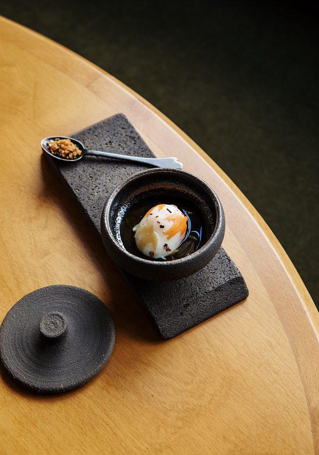 Onsen Tamago, bouillon hen-dashi, gratons de ris de veau, wakame, baie de Selim.VIRGNIE GARNIER
