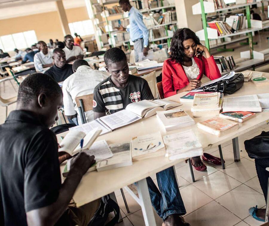 La bibliothèque de l’université Gaston Berger, à une dizaine de kilomètres de Saint-Louis, au Sénégal.SYLVAIN CHERKAOUI/COSMOS