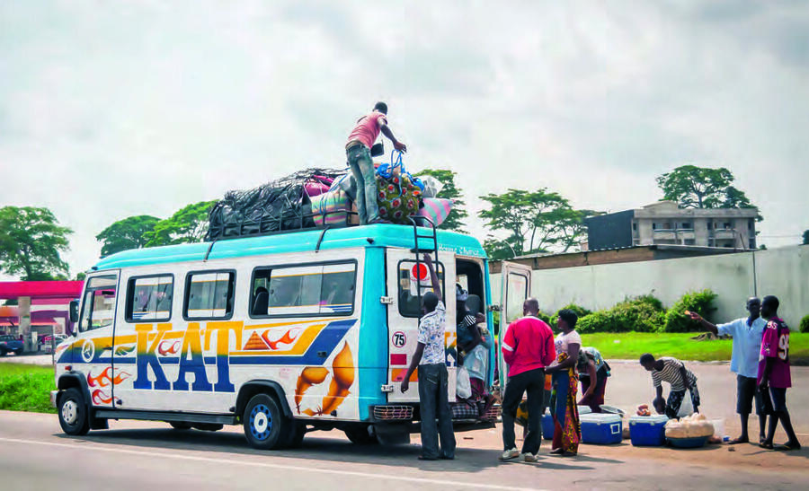 Des passagers montent dans un gbaka.SHUTTERSTOCK
