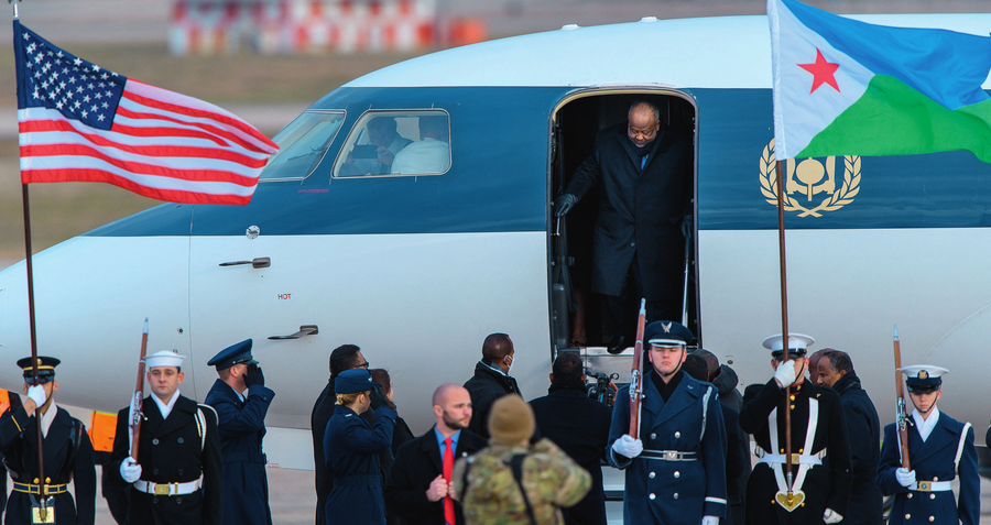 À l’international, que ce soit avec la Chine, la France ou les États-Unis, le président Guelleh maintient des liens diplomatiques forts. Ici, sur une base aérienne dans le Maryland.MANDEL NGAN/AFP