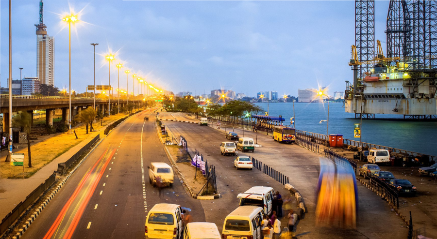La marina de Lagos, plus grande ville du pays, toujours en mouvement.ALAMY
