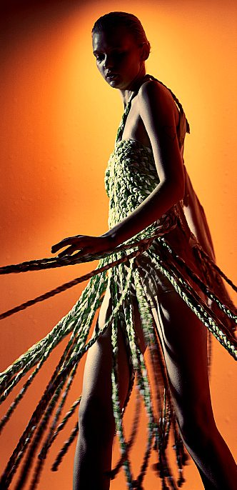 Le design de cette robe tressée apporte une touche originale à une silhouette chic et décontractée.DR