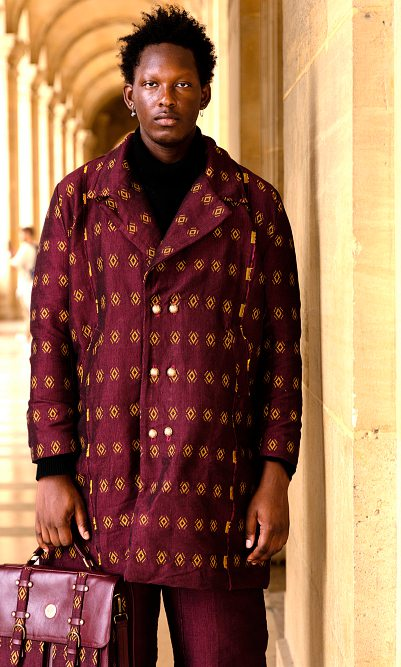MANTSHO casse les codes, avec une veste-robe voluptueuse.DR