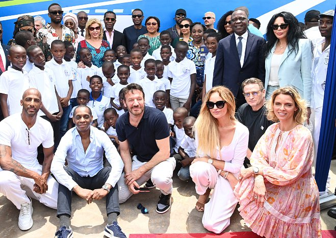 Photo de famille avec, au premier plan (de g. à dr.), Stomy Bugsy, Claudy Siar, Samuel Le Bihan, Adriana Karembeu, Sylvie Tellier. Et Yamina Benguigui au second plan à droite.DR