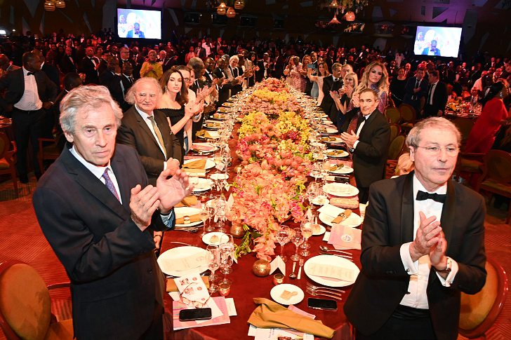 BÀ la table d’honneur, au premier plan, Éric Cheysson à g. et Pascal de Izaguirre à dr. Pierre Fakhoury au second plan à g.DR